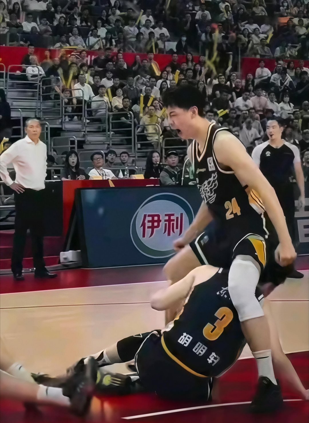 恭喜NBA篮网名宿崔永熙和男篮核心持球大核控运大师胡明轩入选男篮短期训练营！cb