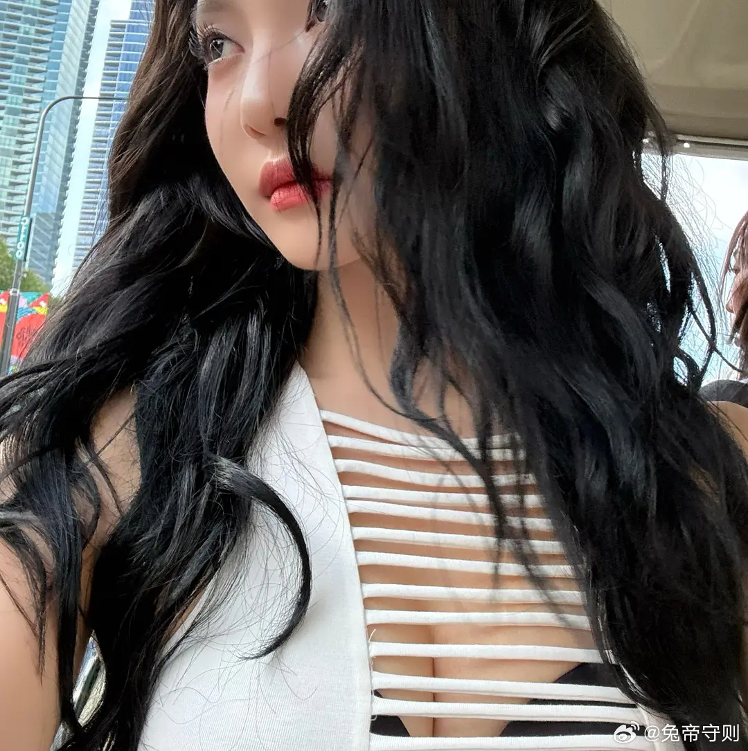 女孩别擦了你值得被热爱 