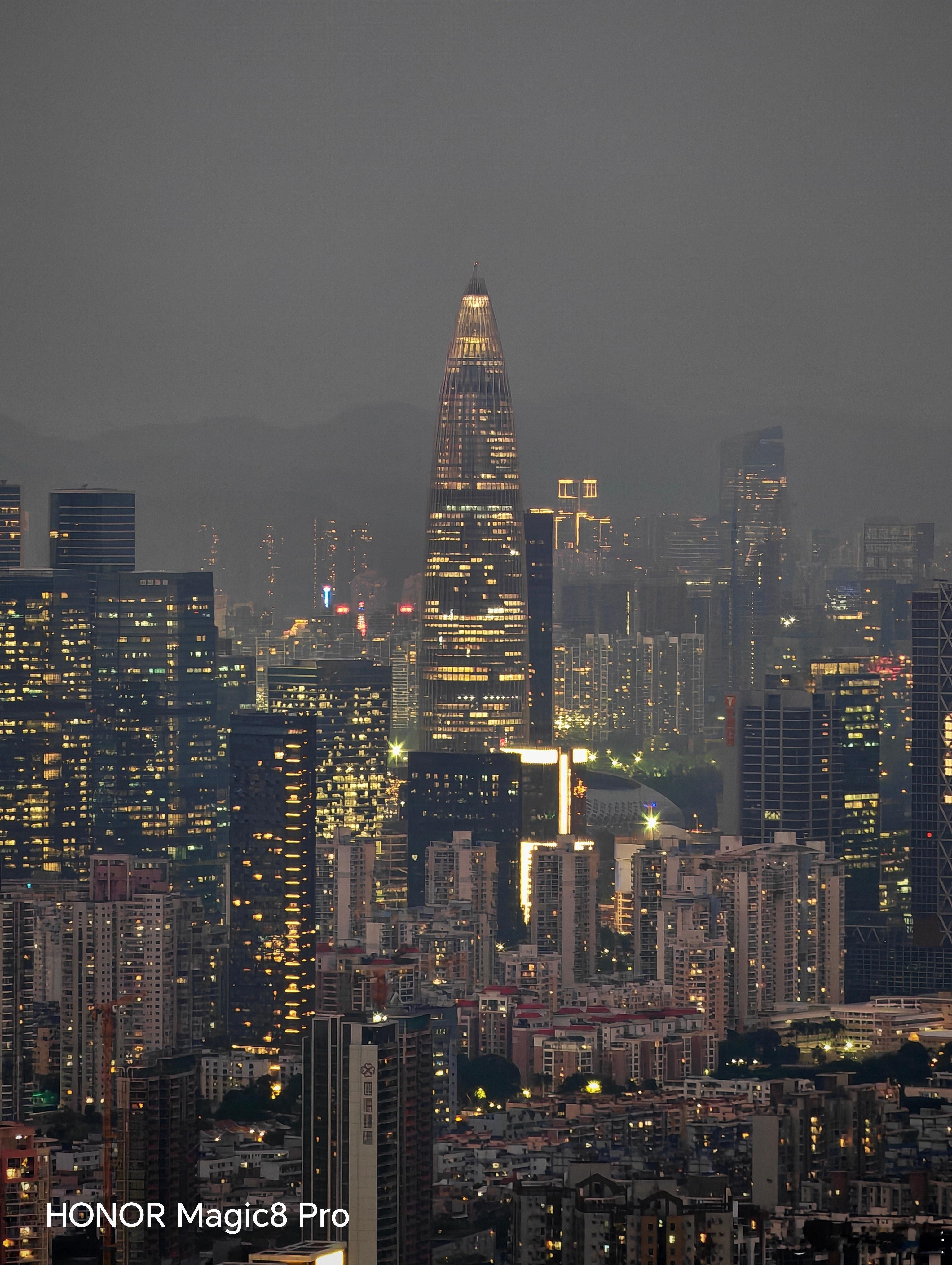 再看我昨天出去拿 Magic8 Pro 拍的长焦夜景，你们感觉怎么样？回头我们要