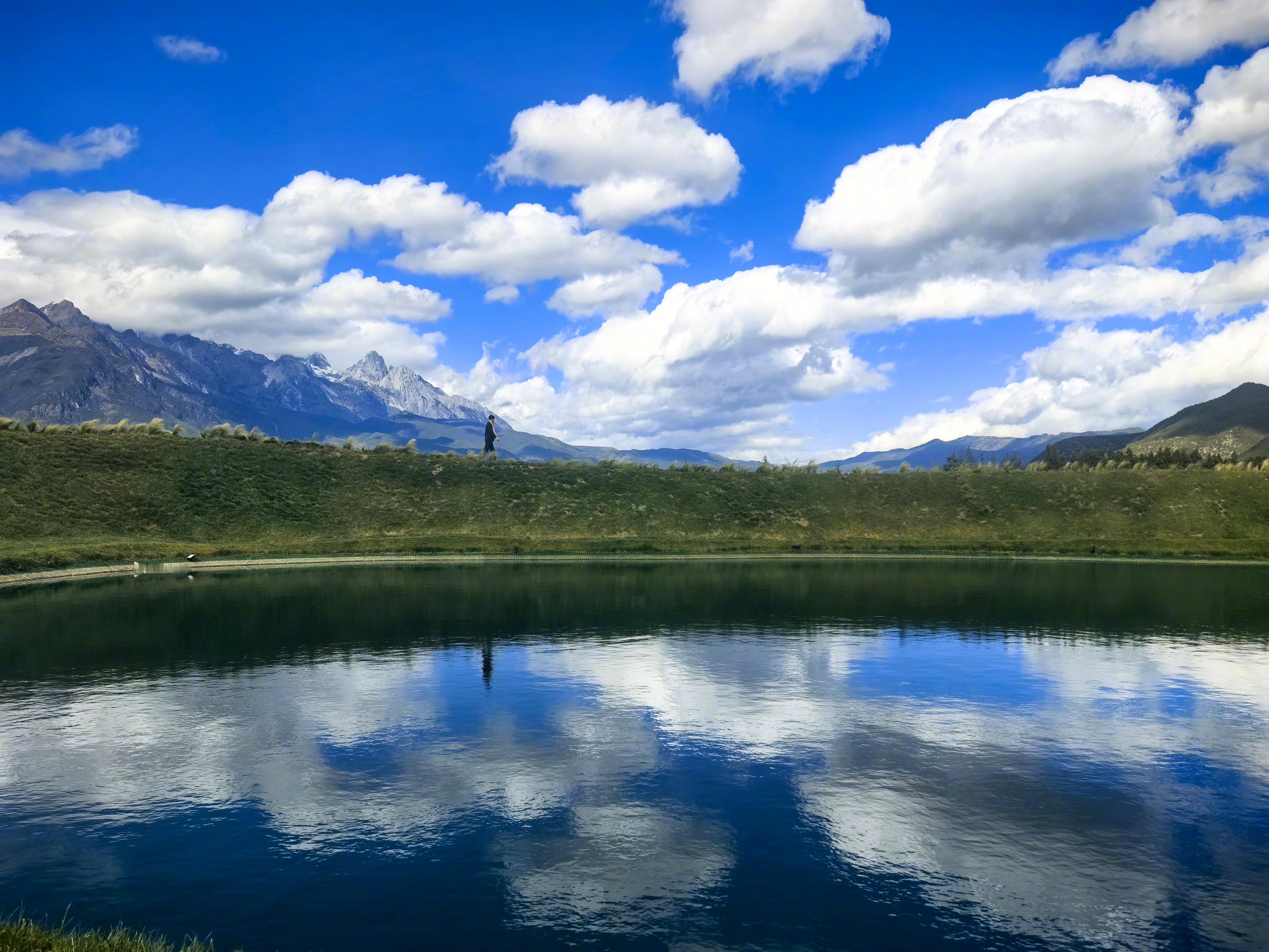 最好的自律，是管住自己不要从别人身上去获得快乐，从别人的认同和赞美中去获得快乐，