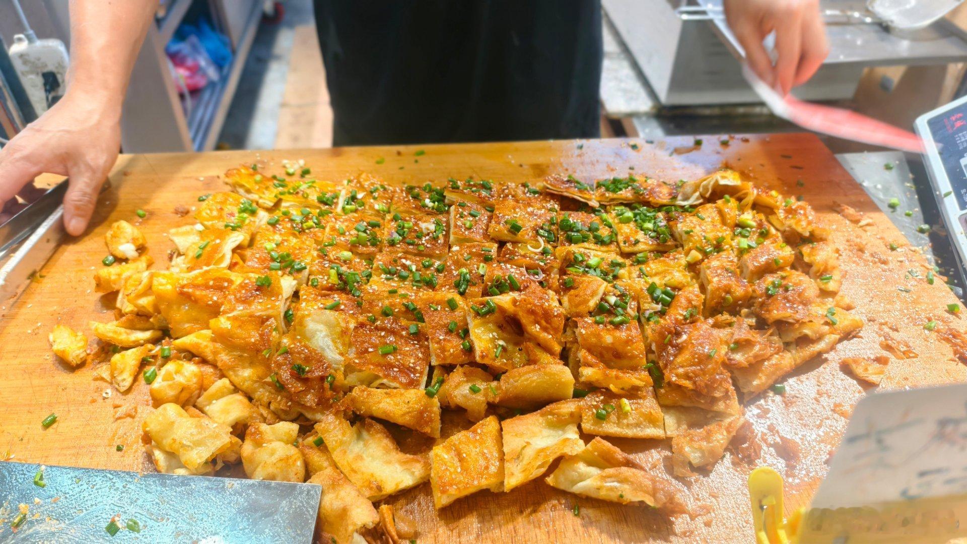 爱吃酱香饼的人天塌了爱吃酱香饼的人能有什么坏心思呢，我每次还会让老板多刷点酱 胖