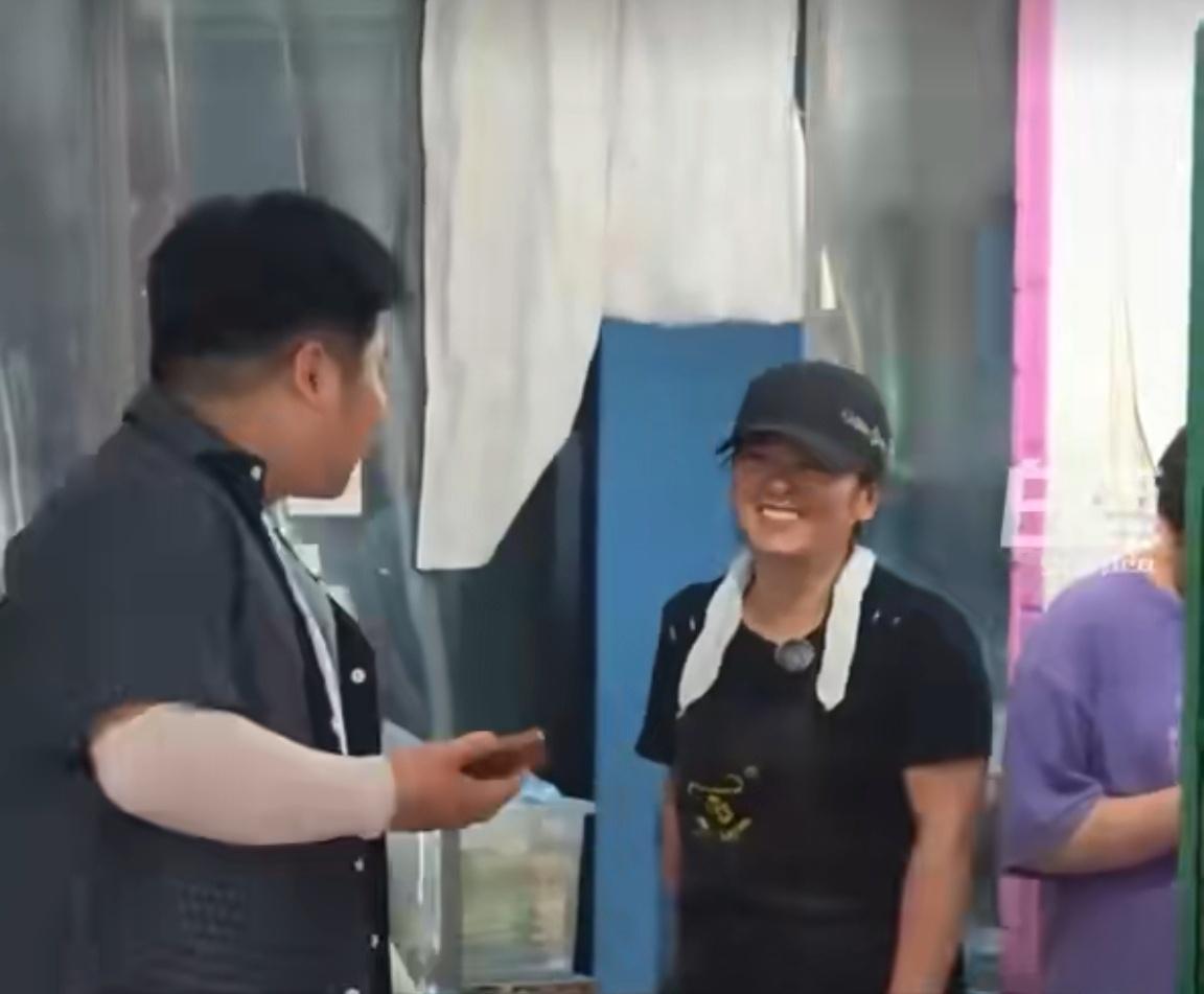 郑州单亲妈妈开小店抚养三个孩子这位郑州的单亲妈妈太了不起了！一个小店铺，扛起的是