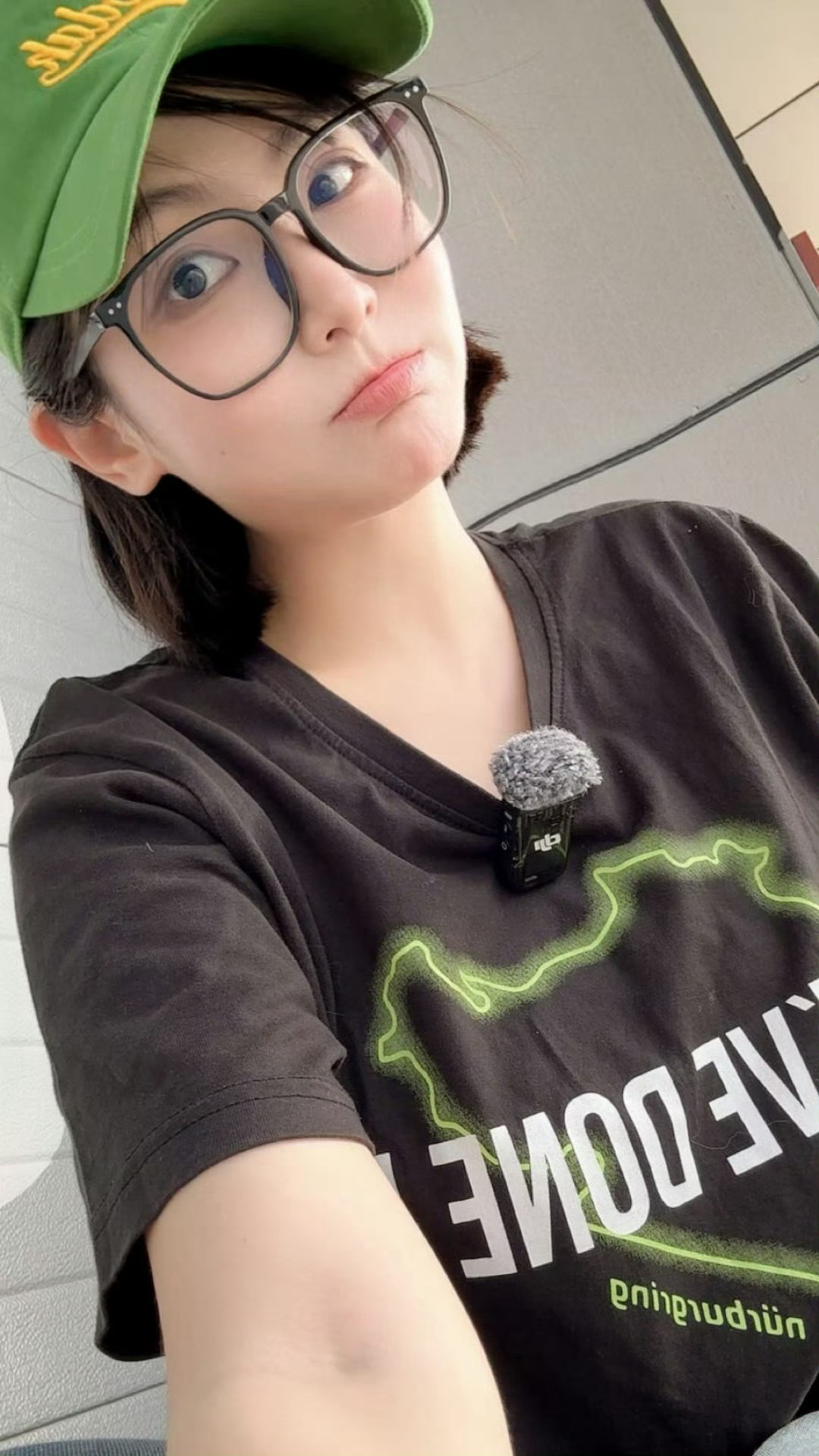 今晚9点发个互动包，省的你们说我天天就知道跟小姐姐合影，忘了一直支持的铁粉金粉和
