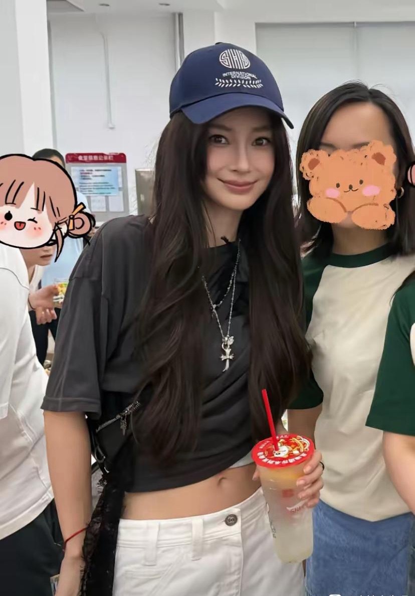 女明星是真的自律啊！angelababy参加儿子小海绵学校的活动，她负责发放奶茶