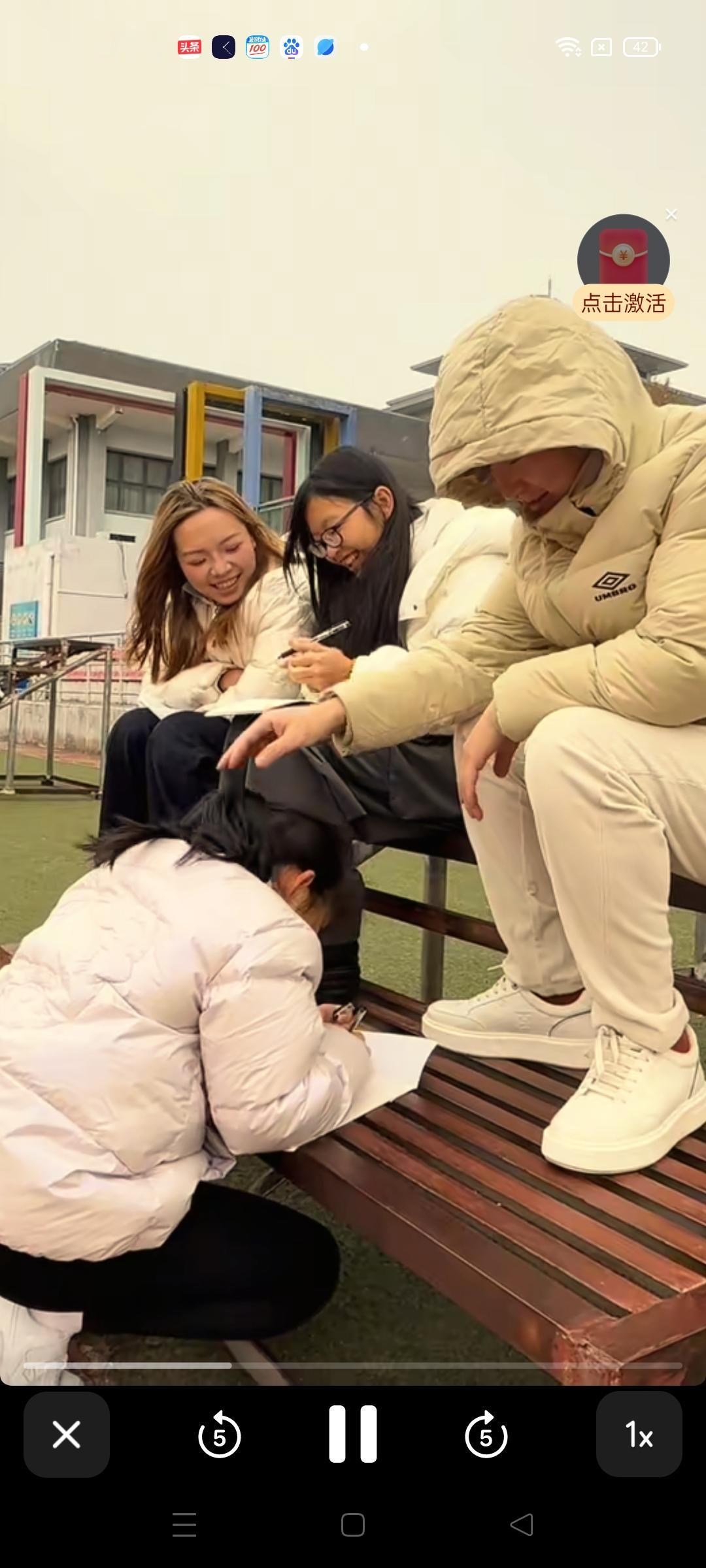 谢浩男带着三个妹妹一起在他的大学校园里浏览，北方的气温很低，作为南方人多少有些不