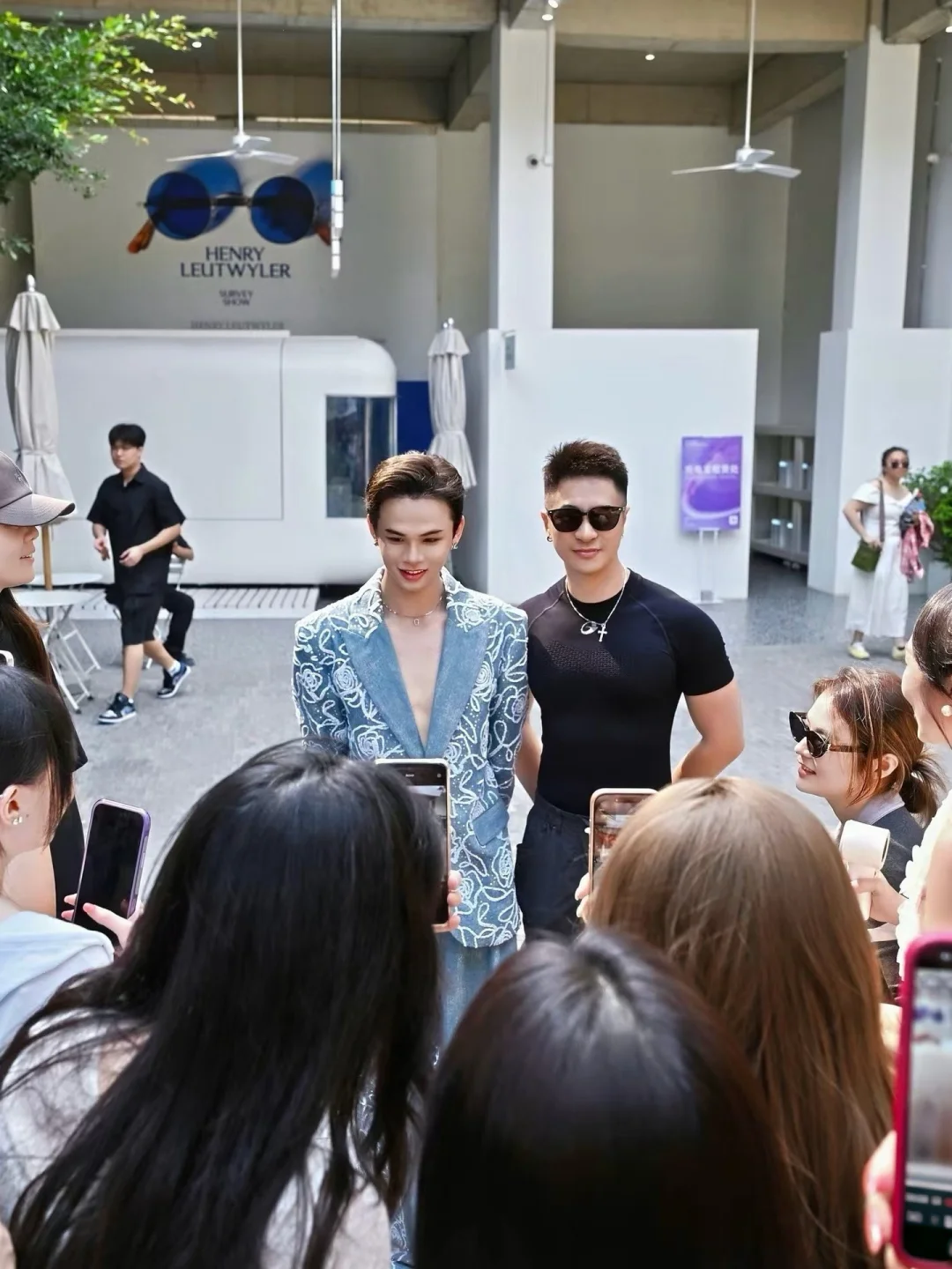 嘿嘿，艾克里里和我同框了