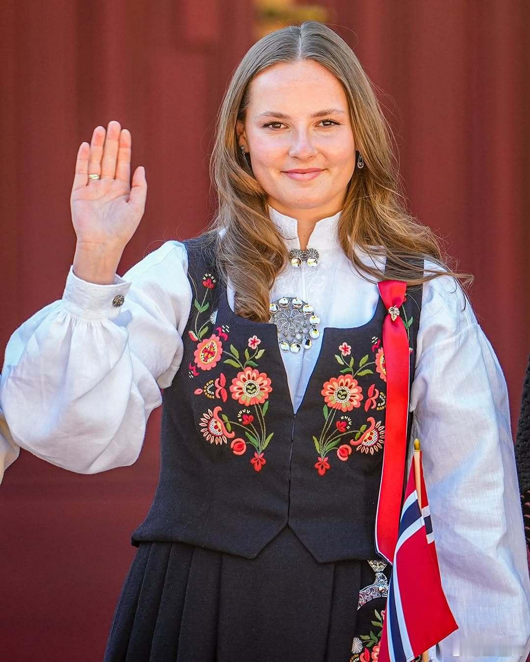 挪威王室 🇳🇴5月17日，挪威王国的国庆节。世界各国王室[超话]主要看美丽的