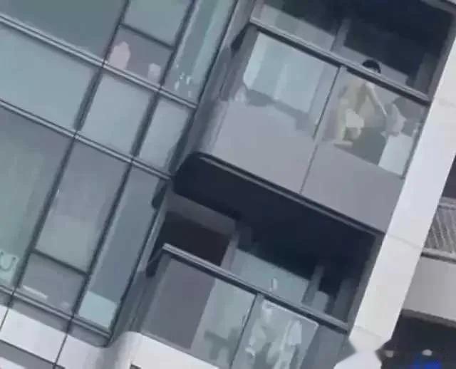 近日，一起震惊社会的18层阳台丑闻被曝光，引发广泛关注和讨论。据报道，一对年轻夫