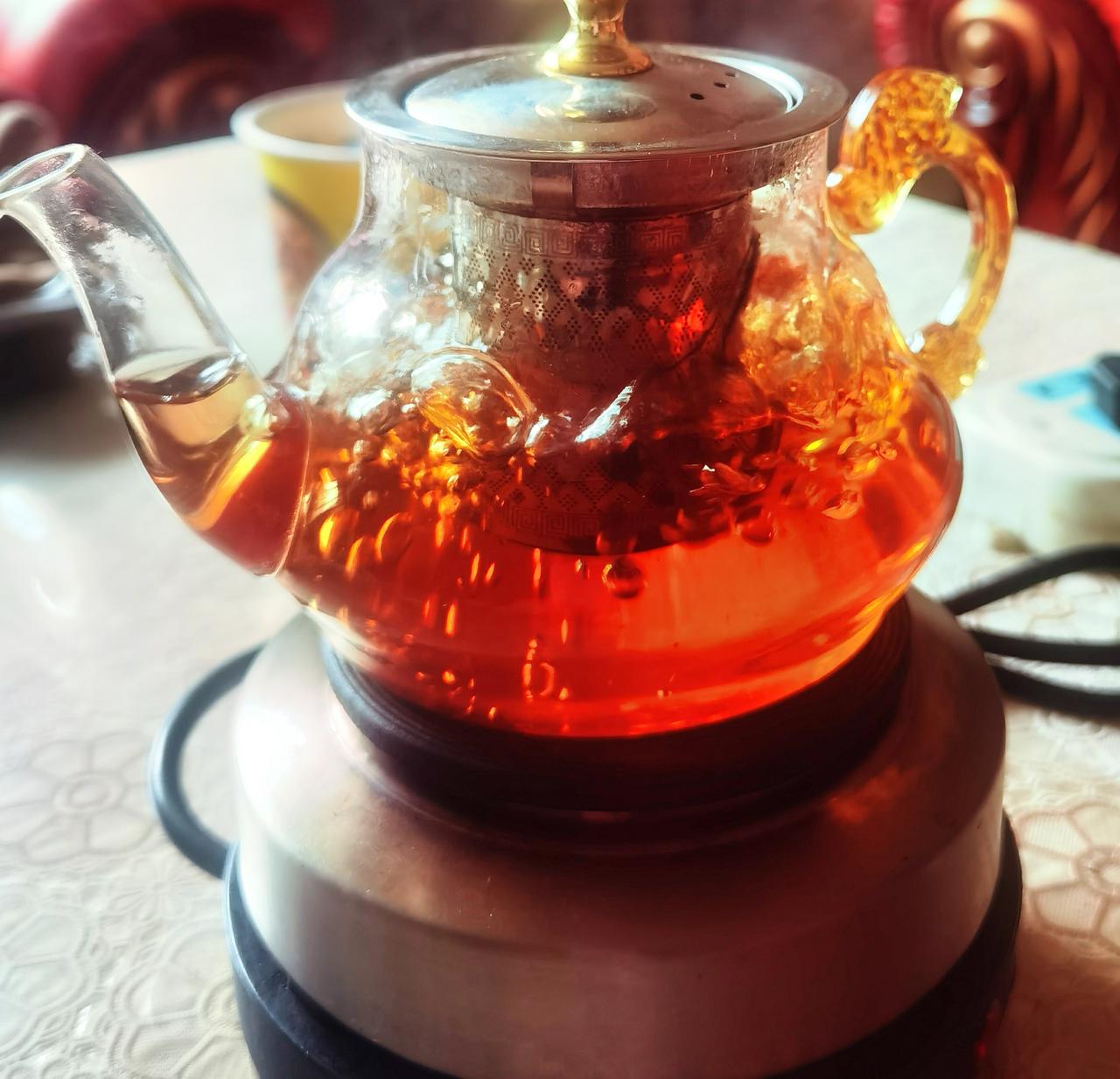 朝阳升起时
煮一小壶茶
看茶翻波浪
听茶有声音
咕噜咕噜响
内心很寂静