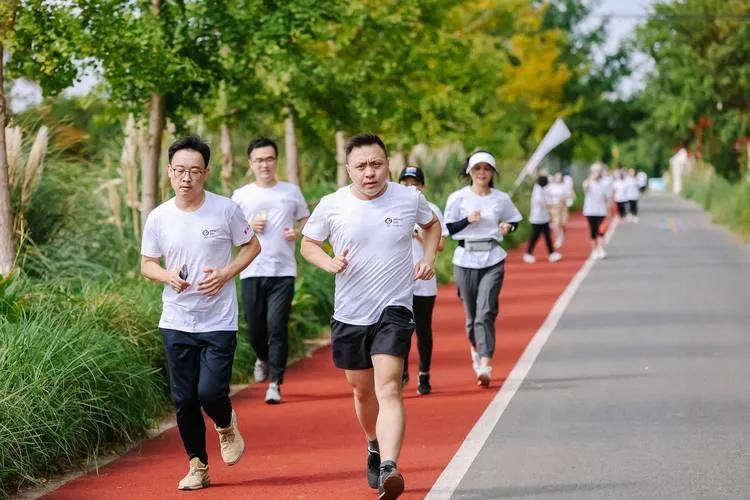 不论是由于遗传，还是不良生活习惯如：大油大脂的吃喝累积，加上懒惰不动，或是其它因