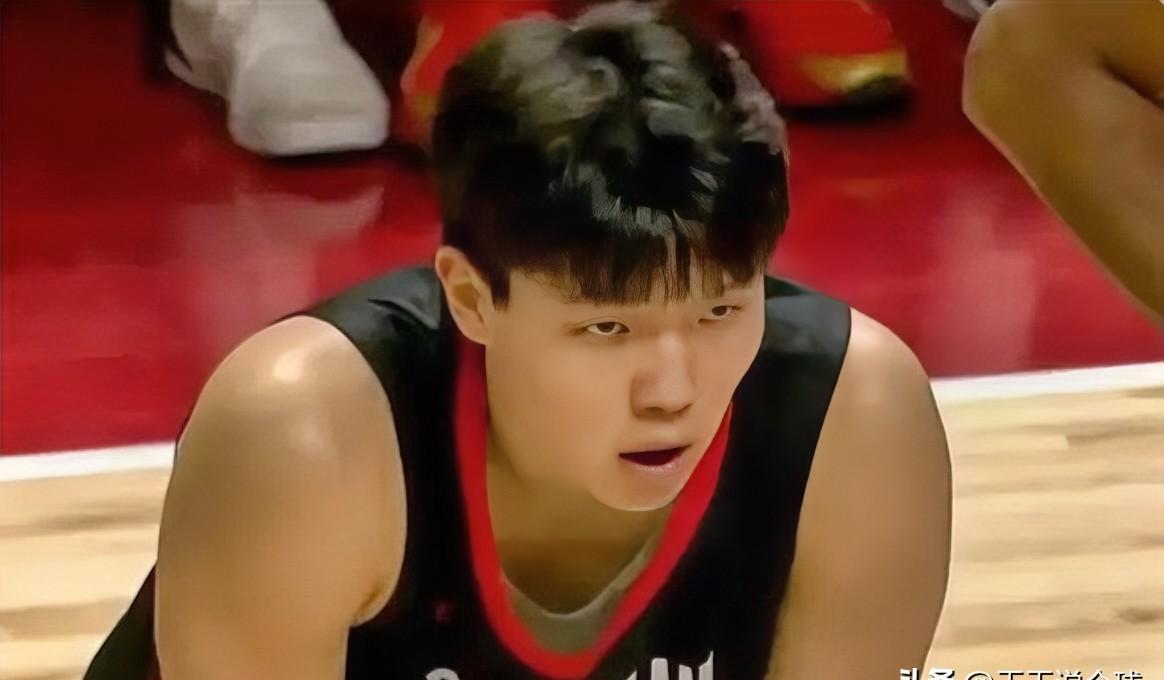 杨瀚森的问题，根本不是技术问题。
你看他那个击地传球，能在双人包夹前0.3秒，找