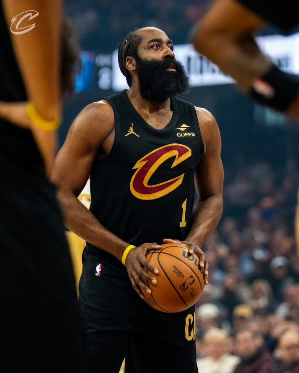 哈登个人在过去25场比赛中的战绩20胜5负，场均22.8分4.6篮板8.1助攻，