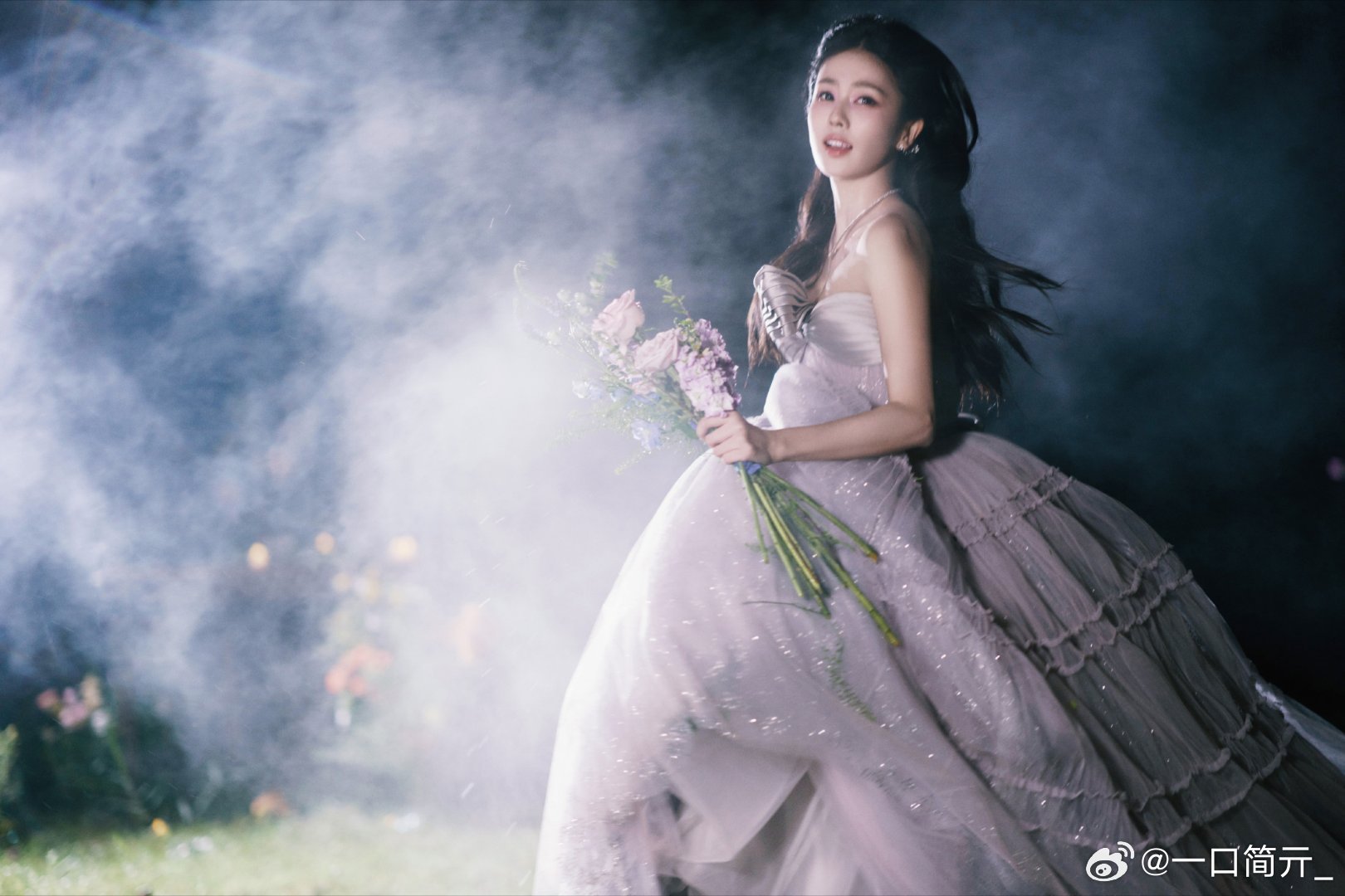 白鹿芭莎第二套白鹿今晚赢麻了，第二套公主风一出来，直接甜到我心里。芭莎这套造型真