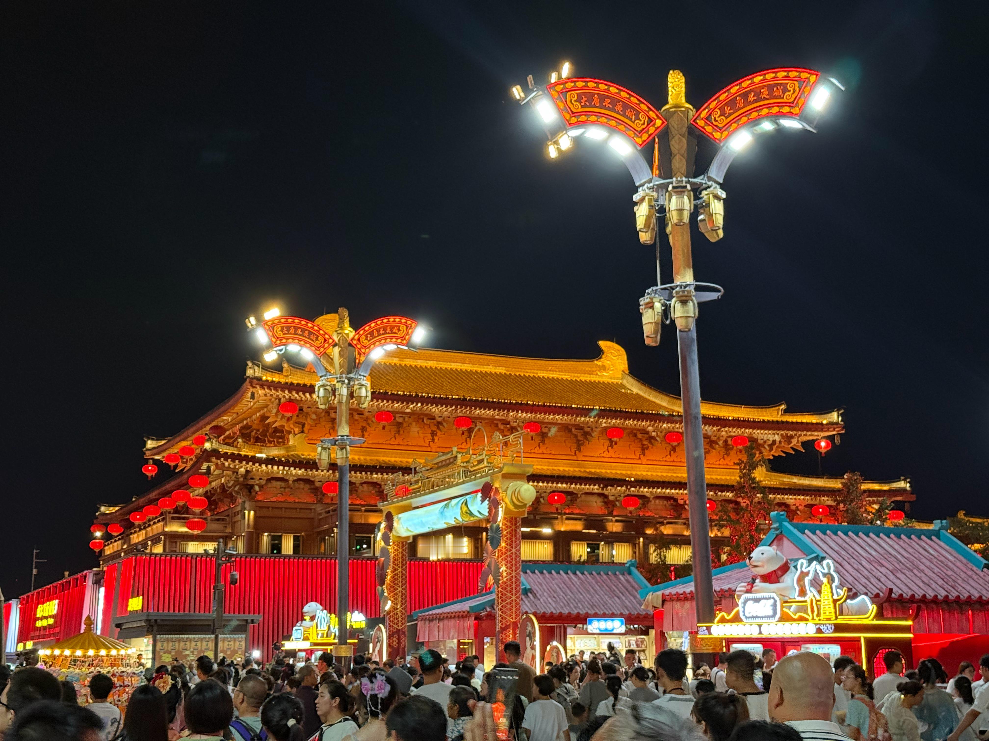 又来西安，曾经的长安城，夜里的繁华依旧，游人如织还有大雁塔广场上的玄奘法师，而我