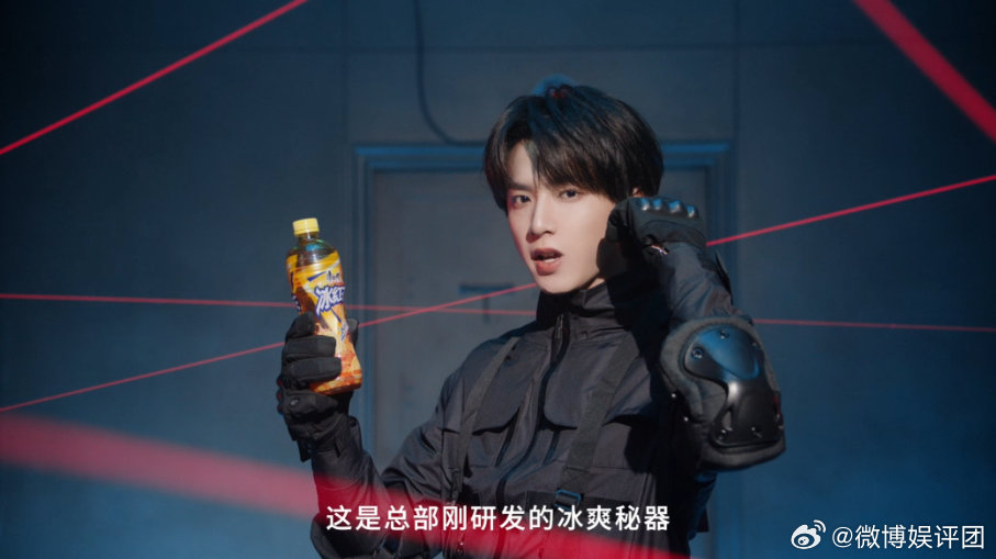 时代少年团冰红茶盛夏的燥热被这支短片一扫而空！少年们在1123寝室尽情嬉闹，为了