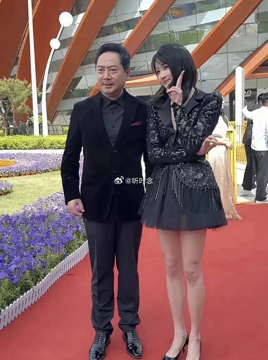 关晓彤旁边的人是谁呀 好眼熟呀[思考][思考] ​​​