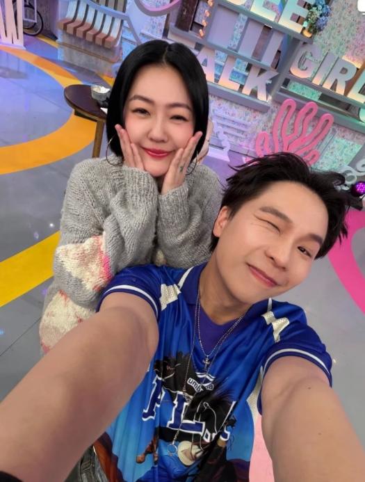 明明知道大S的身体不好，一家子出门旅游，却没有人在身边照顾她。
仅仅是一个感冒，