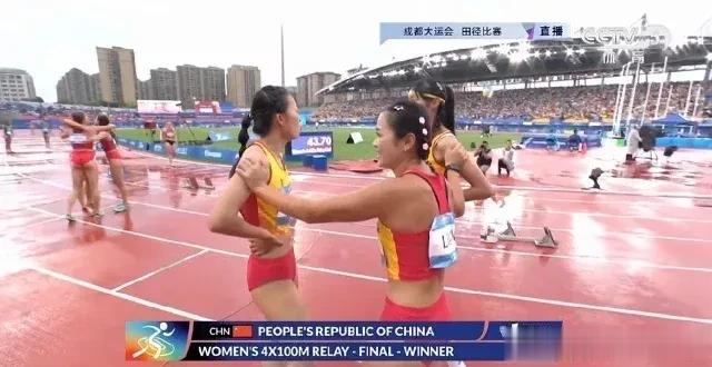 ㊗️成都大运会男女4x100米决赛，包揽冠军❗️
女子4x100米接力决赛，梁小