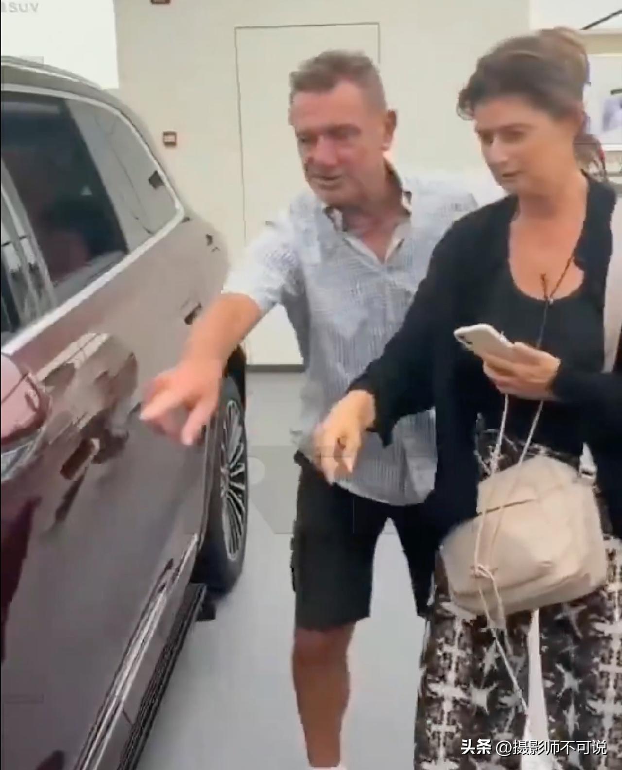 老外体验中国车隔空开车门-失败！在服务人员的示范下轻松成功！近日，一段外国顾客学