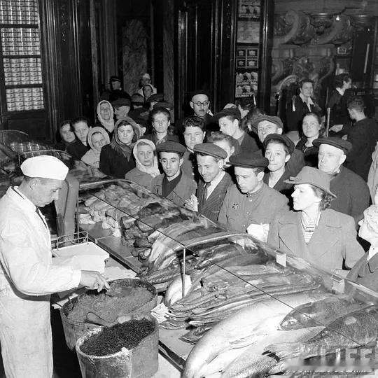 1947年，莫斯科一家鱼店。 