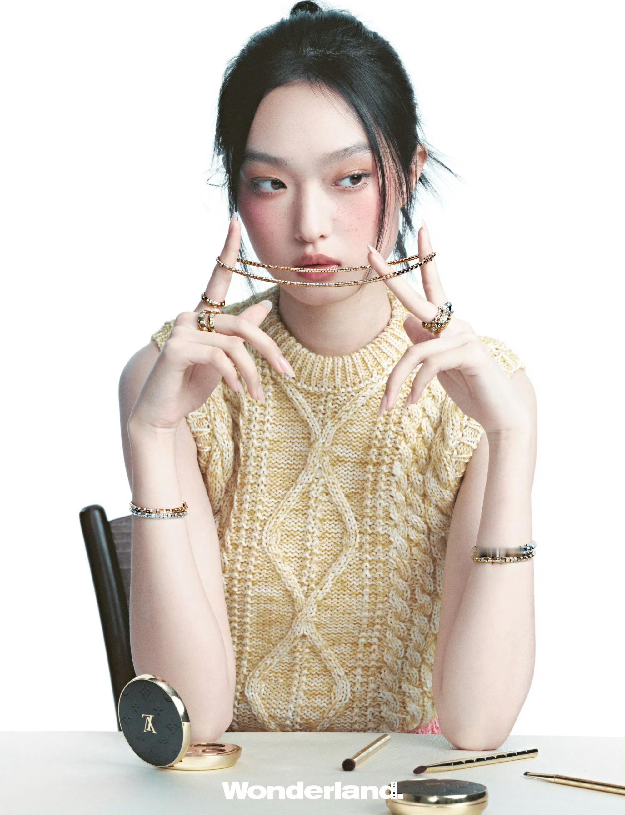 悦己时刻——取悦自己，为自己加冕。珠宝不过是你的光芒的折射。爱自己，从此熠熠生辉