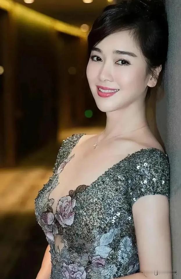 75后长沙美女左小青在《扫毒风暴》中以细腻的“生活化”演技塑造出王菊花这一角色，