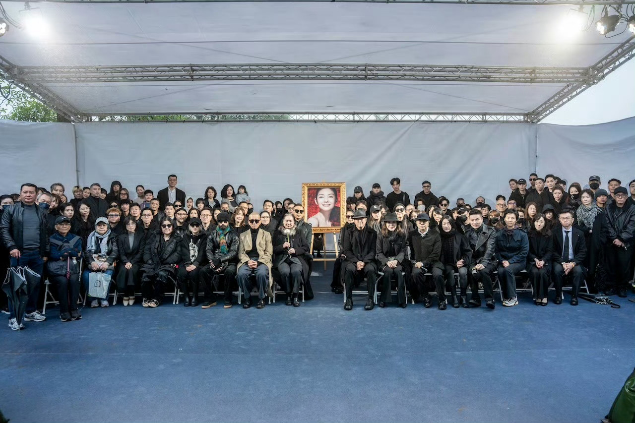 今天大S纪念雕像揭幕到场人员合照，好多好多与她有关的熟面孔大s雕像大s纪念雕像由