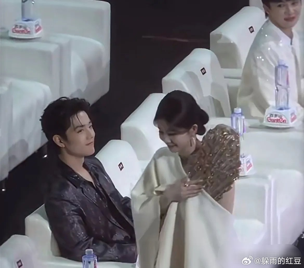 我发现肖战对合作女演员打招呼的方式都是挑眉打招呼，动作很小，不抓拍根本拍不到的那