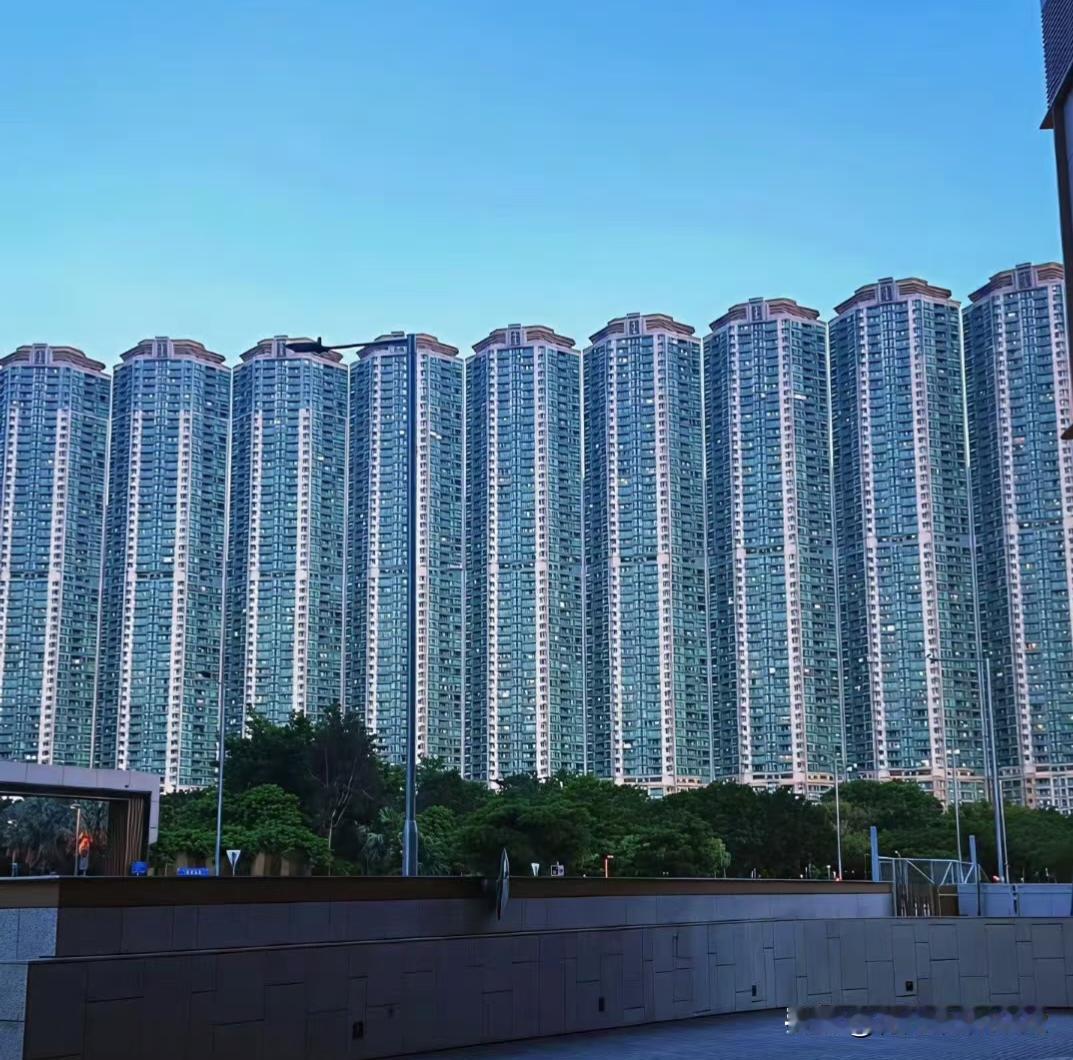 玛利亚之墙---香港映湾园，这入住率太高了。
香港映湾园是李嘉诚开发的，当时一平
