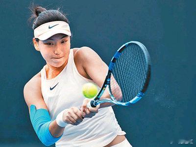 2026年澳大利亚网球公开赛继续展开女单首轮争夺。中国球员王欣瑜克服次盘1-3的