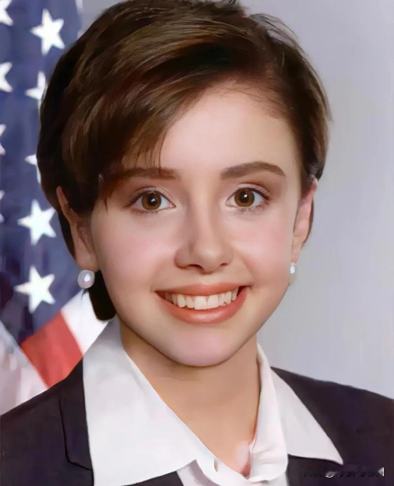 你能想象吗？
下面两张照片是同一个人，
没错，她就是意大利裔美国众议院议长佩洛西