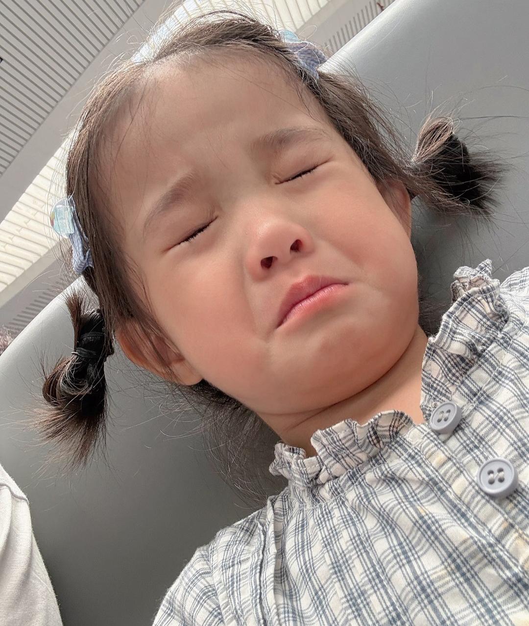 今天早早的收拾行李准备离开儿子家
提前回家过年
3岁的小孙女又是抱腿，又是拽行李