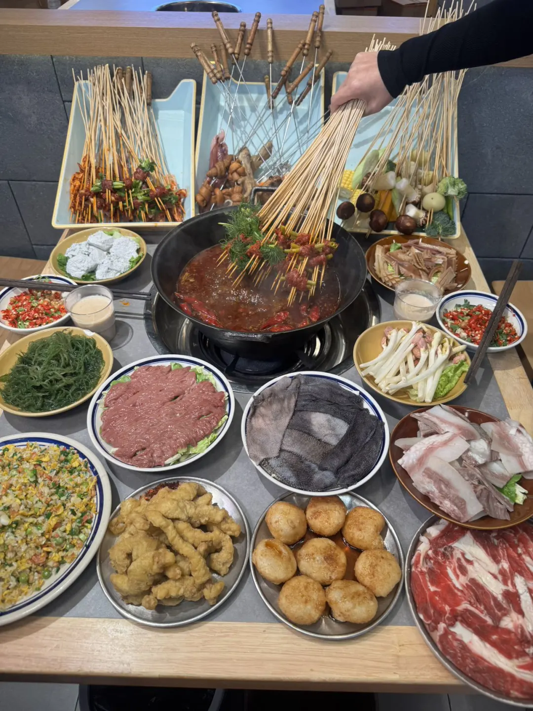 在成都红光！被这家社区串串香的现炸小吃香