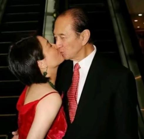 大家都以为，豪门里的阔太太都是靠着惊为天人的美貌和深不可测的心机上位的。但当年6