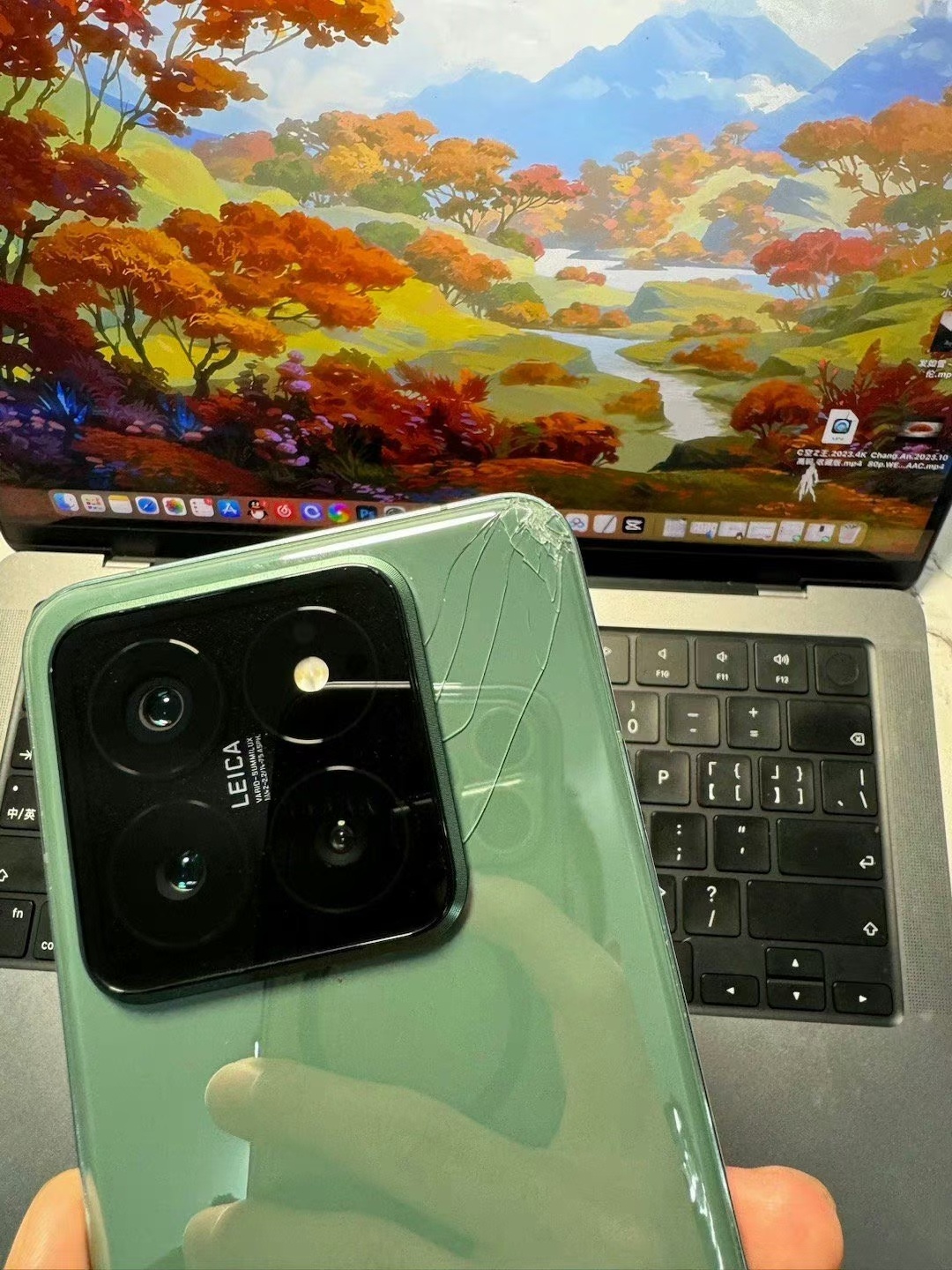 其实不管什么龙晶玻璃、超瓷晶玻璃、昆仑玻璃，大猩猩强化玻璃，往地上摔的时候都有可