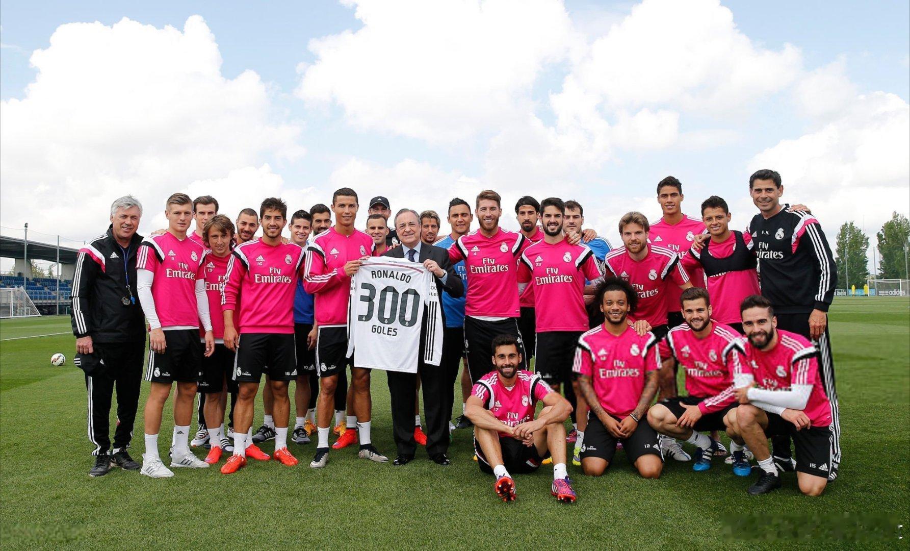 C罗 2015年的今天皇家马德里向克里斯蒂亚诺·罗纳尔多致敬，因为他以287场比