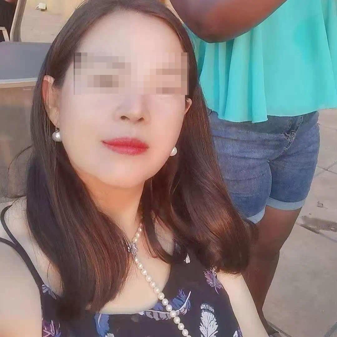 一湖北荆州5旬女子非洲赞比亚养鸡，被农场工人绑架遇害。事件发生于7月2日，女子石