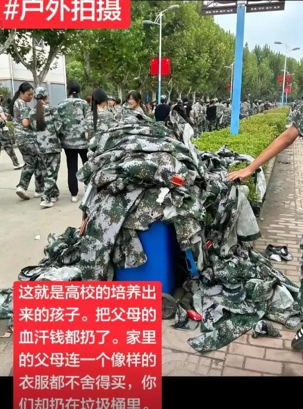 军训一结束，大学新生们就把崭新的迷彩服扔进了垃圾桶，一个农村来的新生女孩，觉得太
