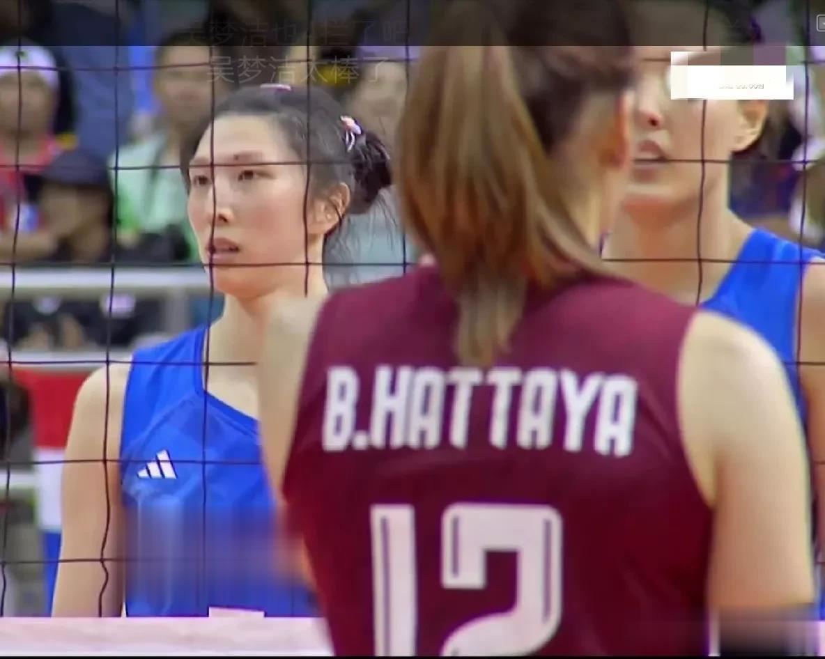 中国女排奋力扳平比分，25：20拿下第四局，将与泰国队进行决胜局的较量。
吴梦洁