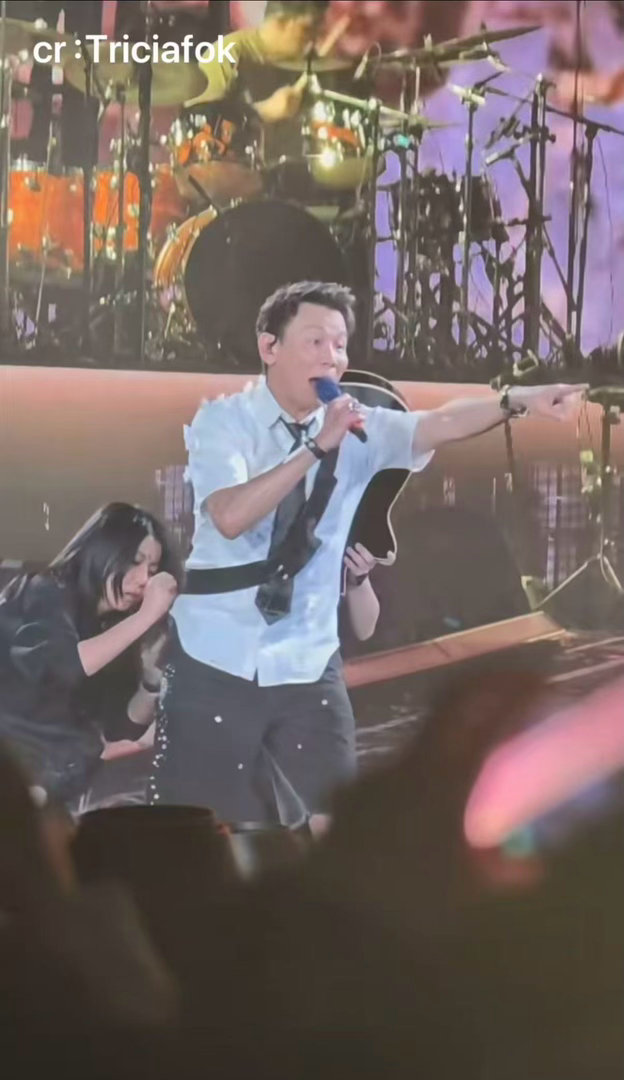 陶喆又闯祸被工作人员追着跑陶喆在舞台上玩跑男 陶喆在台上跑，工作人员在后面追，就