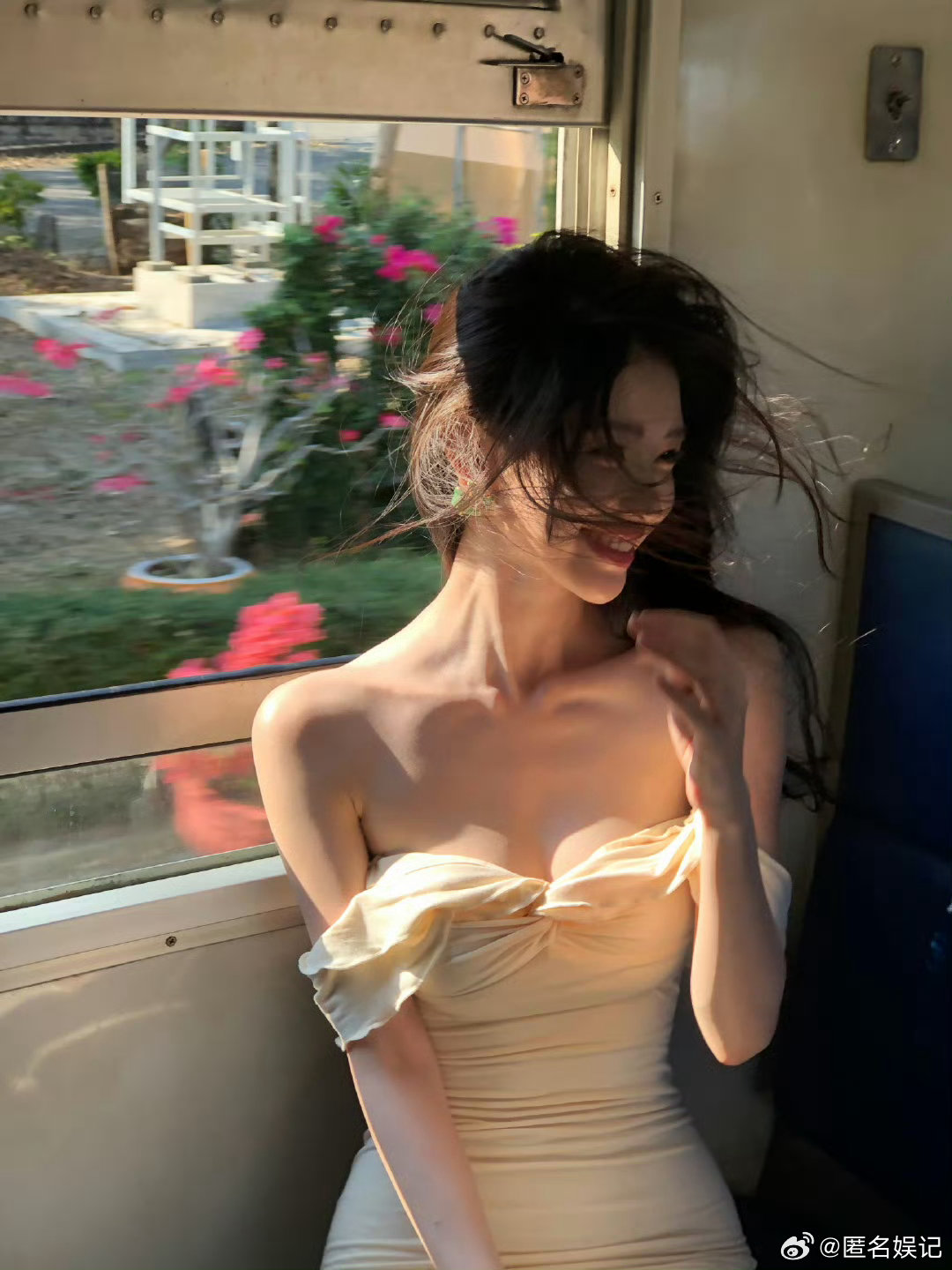 方圆鼻子上的疤痕原相机下的方圆素颜，轮廓清晰，气质好到犯规 