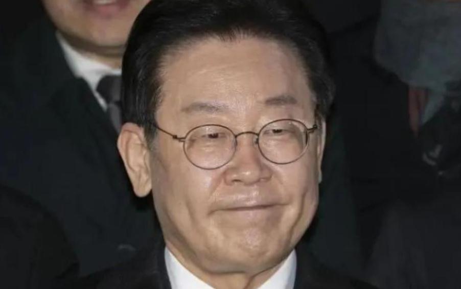 韩国政坛最近热闹得像一场连续剧。
现任总统尹锡悦刚刚被国会弹劾，“狠人”李在明已