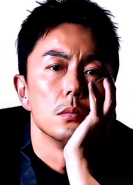 记者问谢苗：你跟李连杰比，差在哪？
他先说：他会的我都会。
然后一句封神：但是我