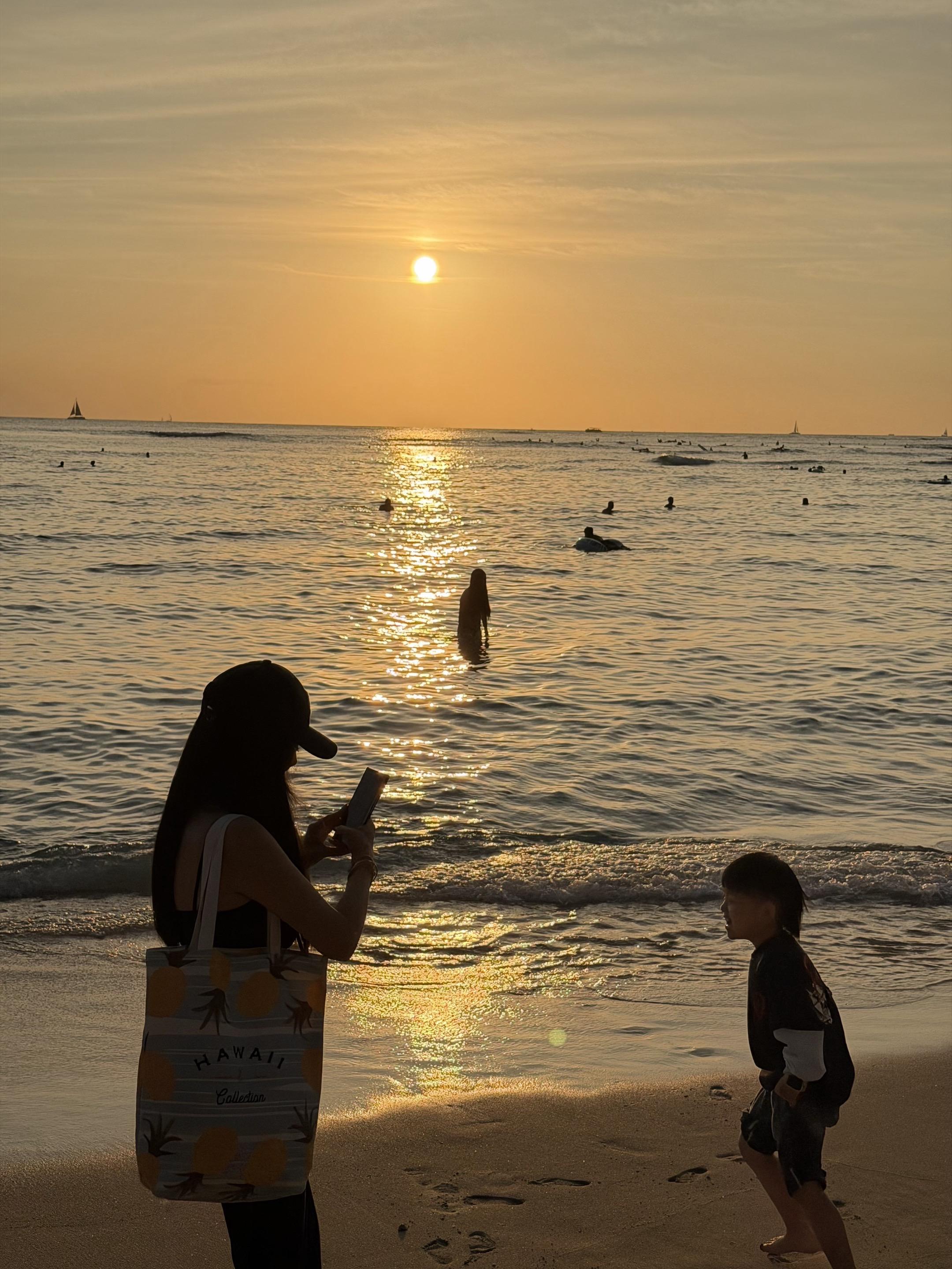 “日落是永远拍不完的浪漫.”