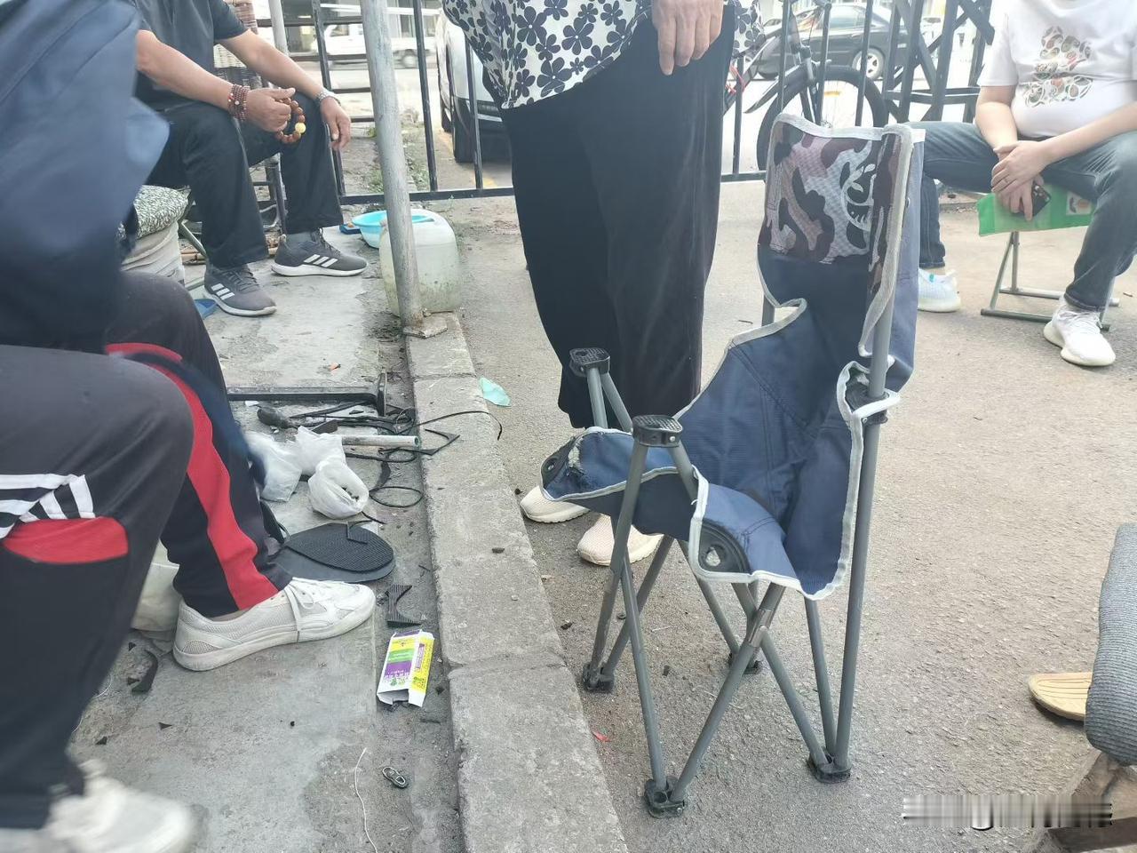 生活一瞥。昨天下午出去办事，手续一交，三下五除二，三两分钟就完事，服务态度也很好