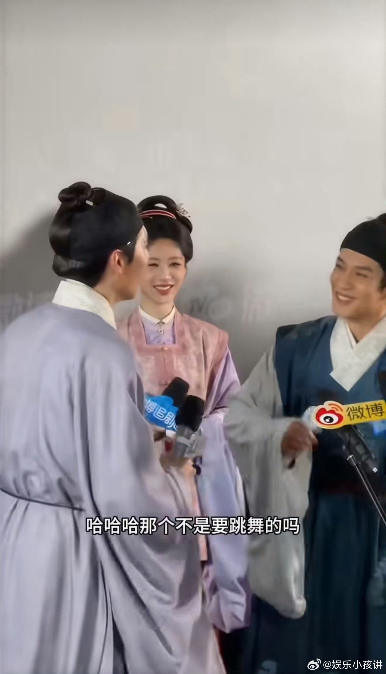 杨紫跳起来打王梓豪 谁能料到拍戏片场私下氛围这么热闹，紫姐完全放飞天性，在众人面