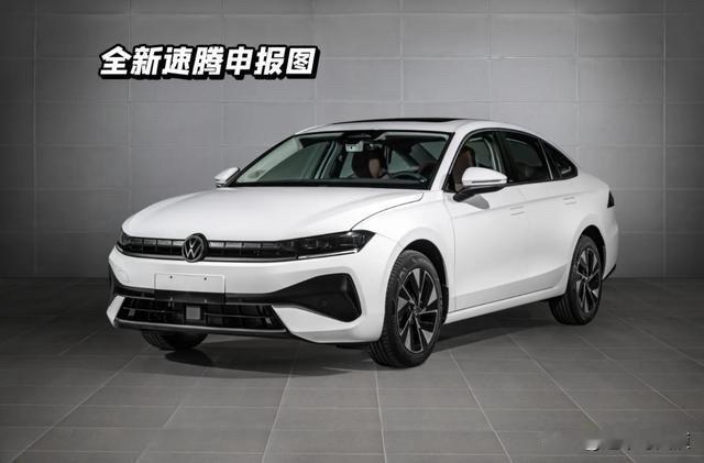 全新大众速腾实车曝光，很像小号迈腾Pro。
前格栅缩小下移，后灯组简洁犀利，门把