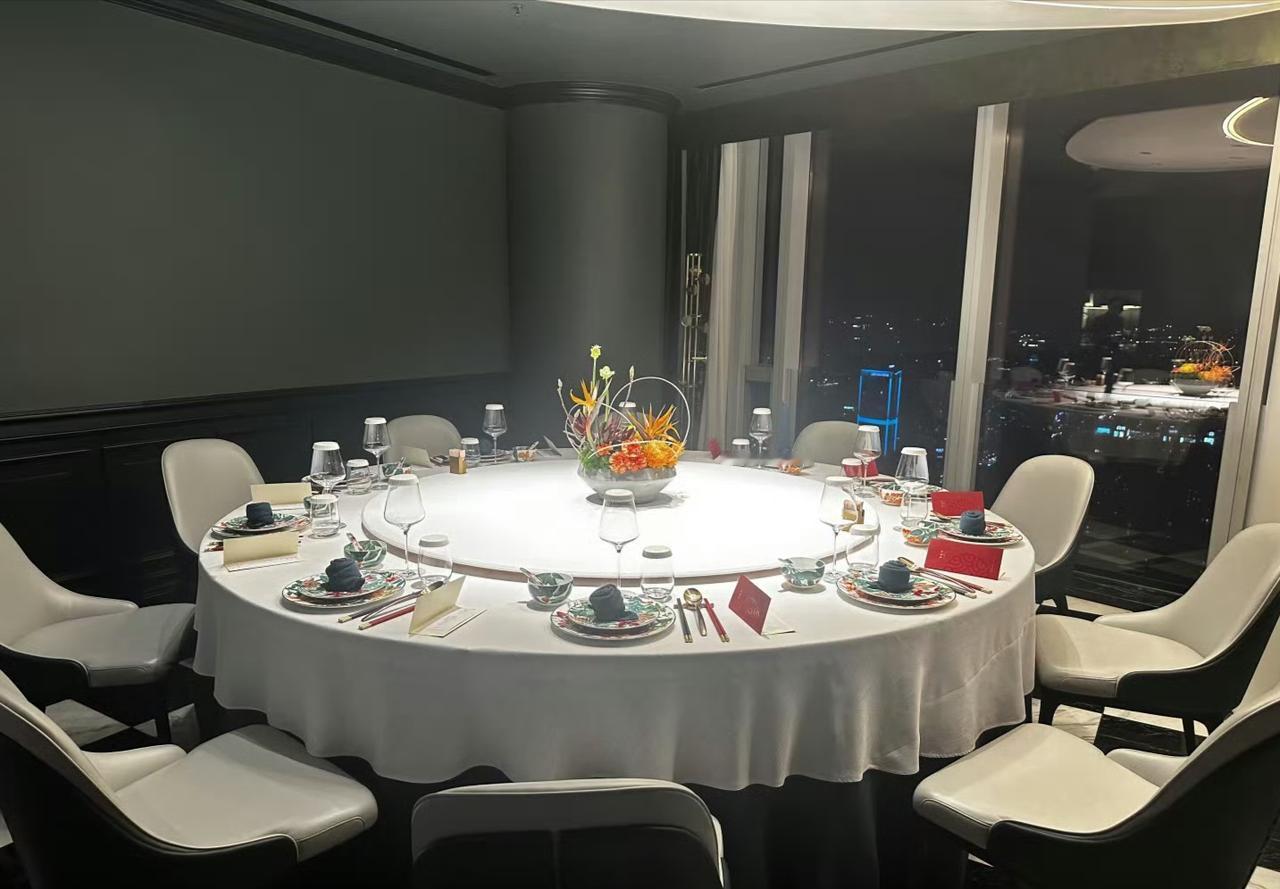 杭州酒局的这家餐厅，主打高档粤菜，人均700-800，商务宴请人均1500以上。