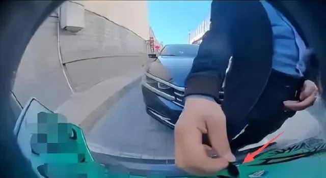 内蒙古呼和浩特，云先生把车规规矩矩停在正规车位，下午却接到交警电话，被举报变造车