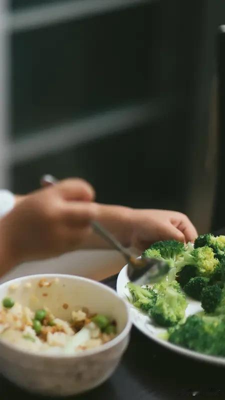 养生的秘诀其实没那么复杂，不用名贵补品和复杂偏方。睡好觉很关键，晚上11点前睡，